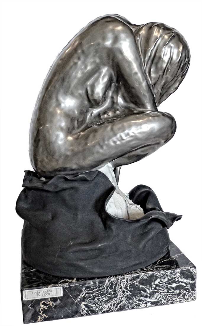 Gianni Visentin noted Italian artist - Nudo Raccolto a porcelain and platinum 950 oxide sculpture